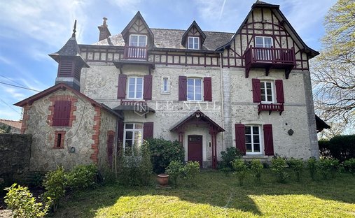 Castle for Sale in Saint-Michel-Chef-Chef, Pays de la Loire, France