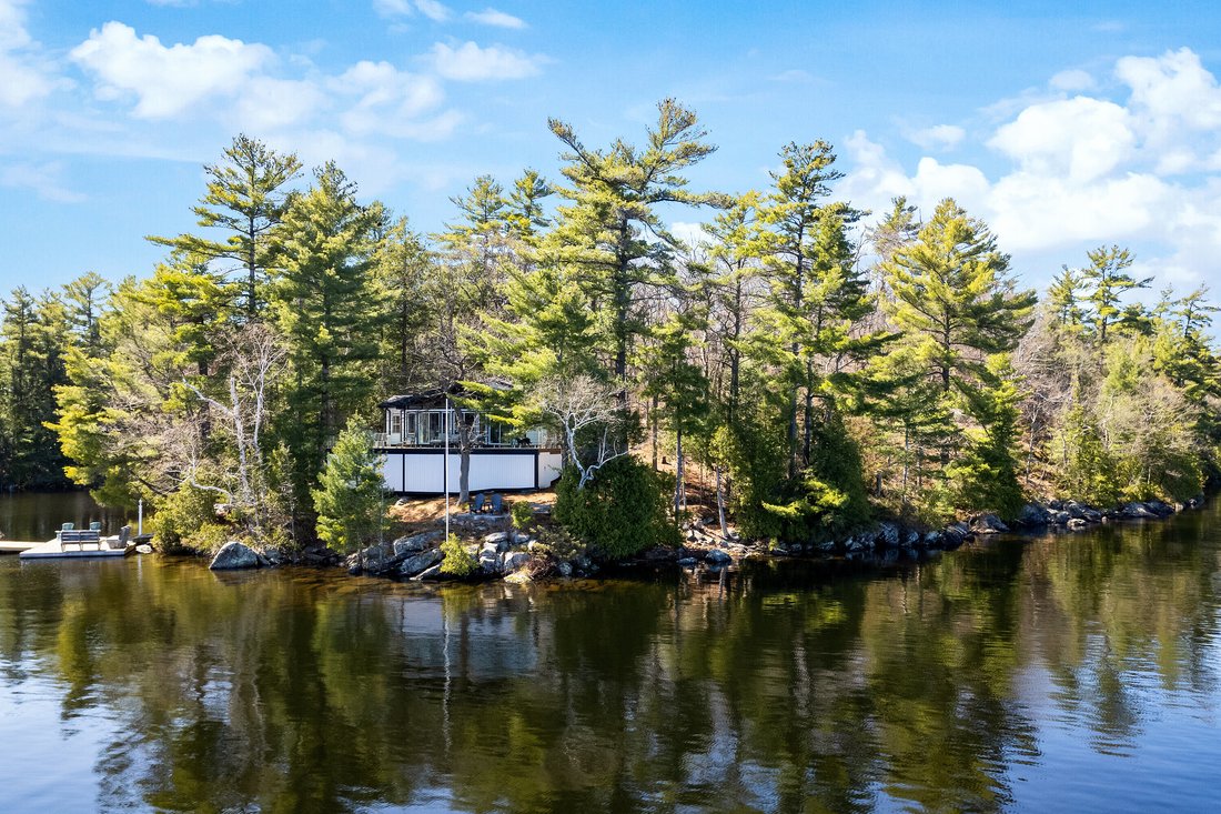 Bracebridge, Ontario, Canada 3 - 14185022