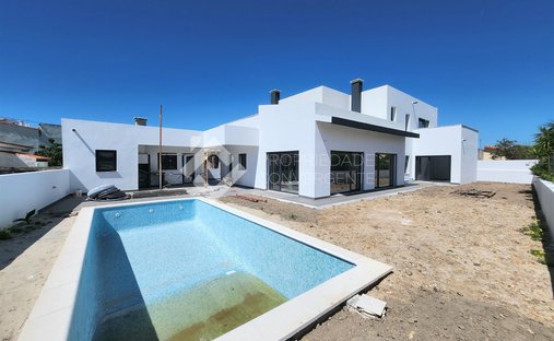 House in Azeitao (Sao Lourenco e Sao Simao), Setubal, Portugal 1
