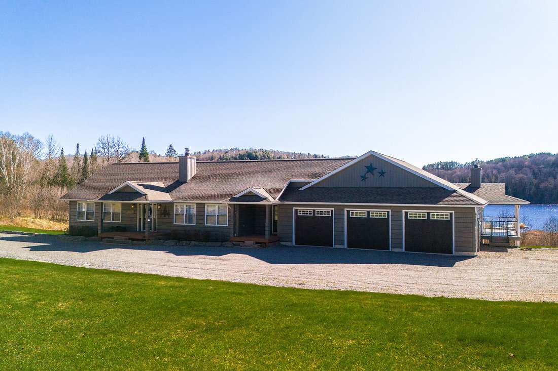 House in Huntsville, Ontario, Canada 2 - 14198475