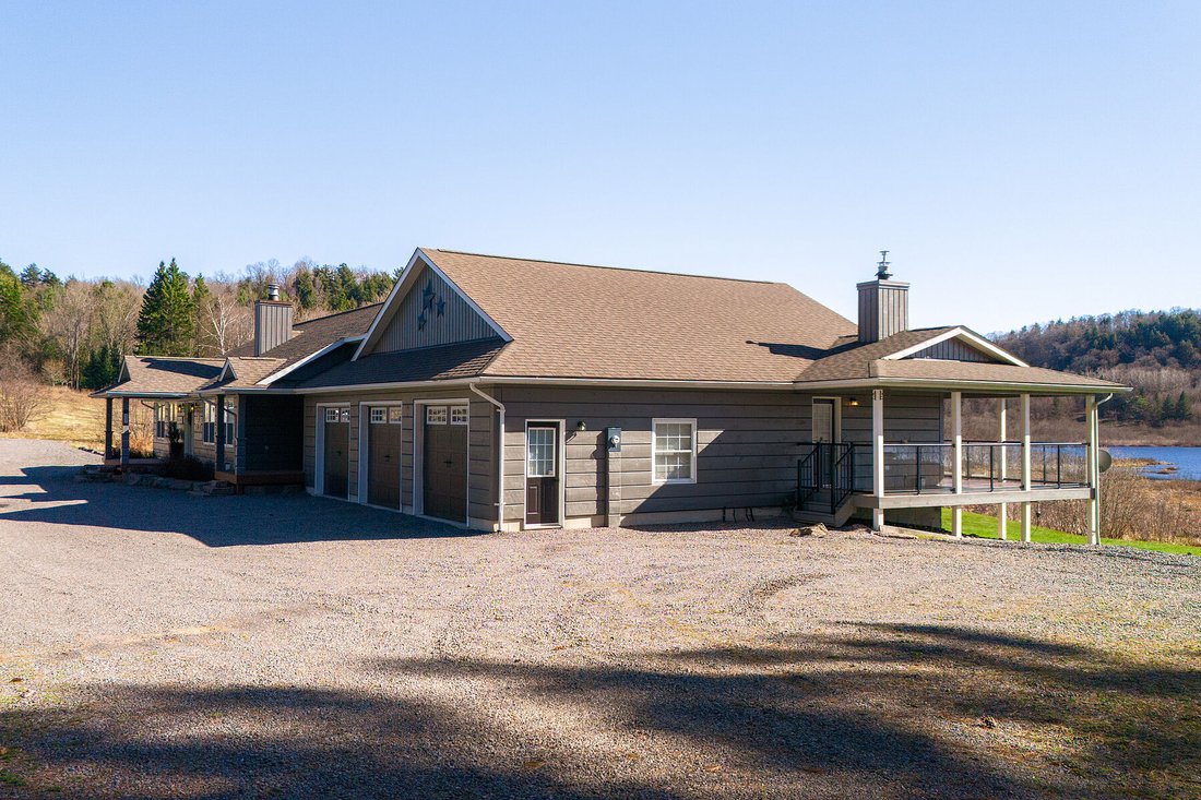 House in Huntsville, Ontario, Canada 3 - 14198475