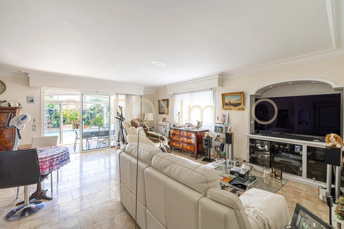 For Sale On The En Saint Laurent Du Var, Provenza Alpes Costa Azul
