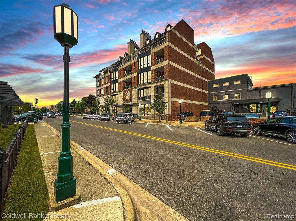 3 Bedrooms Condominium In Birmingham, Michigan, United States For Sale