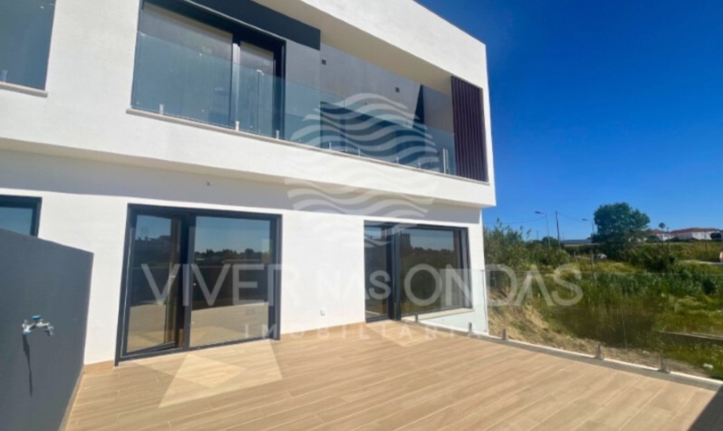 3+1 Bedroom Villa Near The Beach In Caparica! In Almada, Portugal For ...