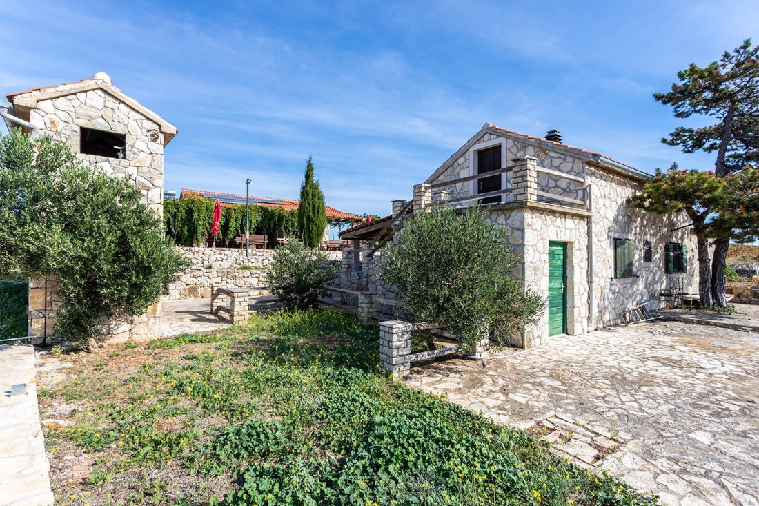 Villa in Selca kod Starog Grada, Split-Dalmatia County, Croatia 2 - 14225954