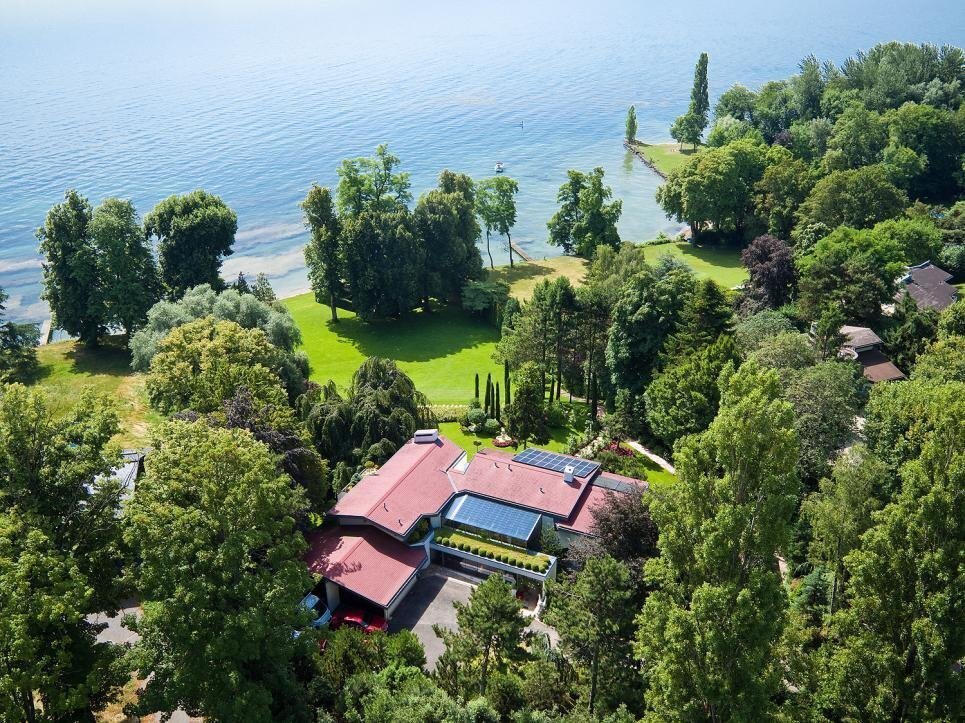 Splendid Lakefront Property With Pool, Dully In Dully, Vaud