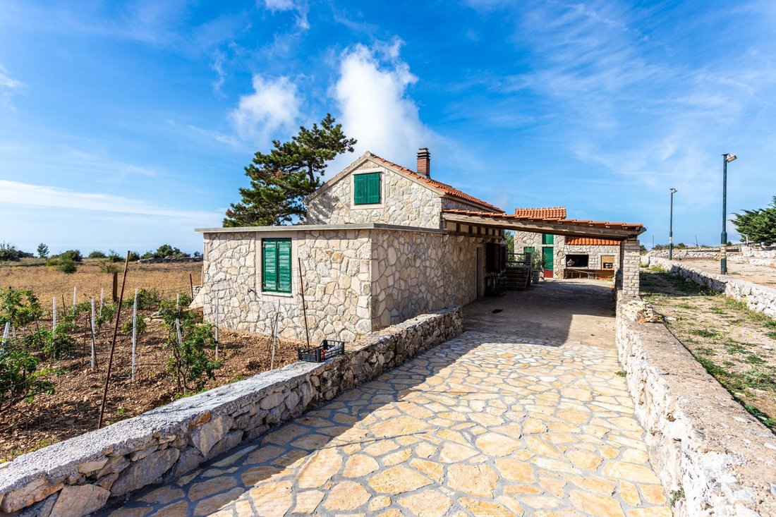 Villa in Selca kod Starog Grada, Split-Dalmatia County, Croatia 1 - 14225954