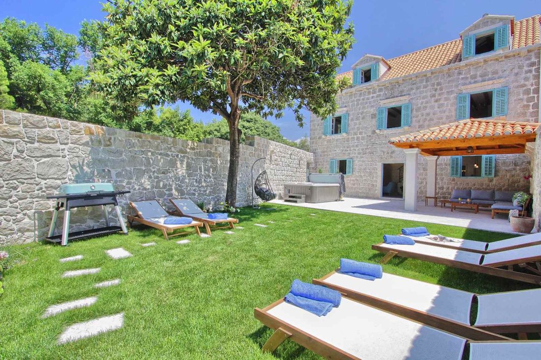 Villa in Cavtat, Dubrovnik-Neretva County, Croatia 1 - 14232093