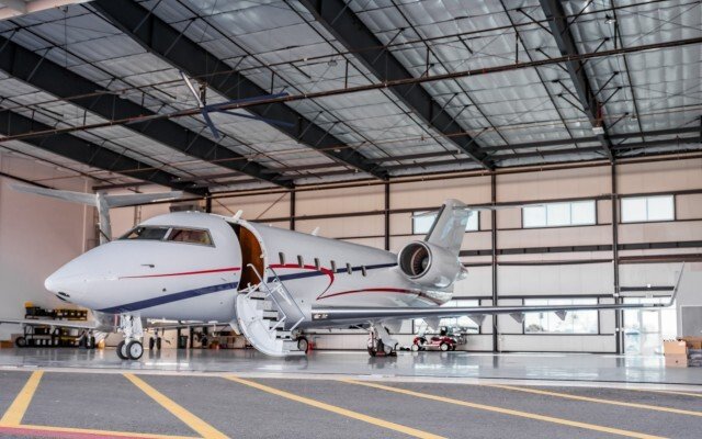 BOMBARDIER CHALLENGER in Scottsdale 2 - 14192067