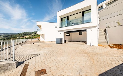 House in Silveira, Lisbon, Portugal 1