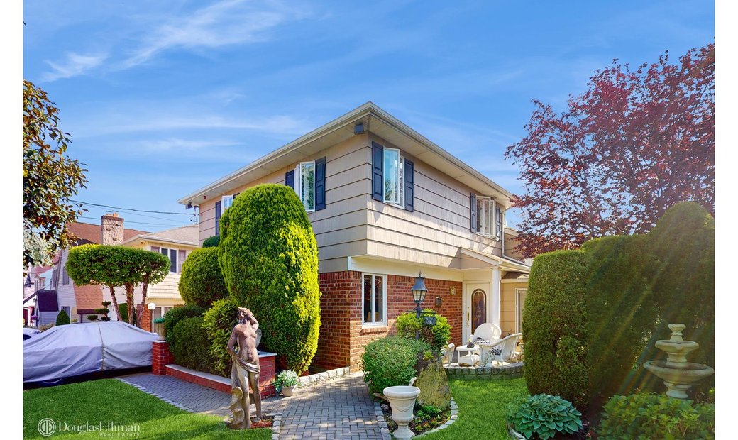 House Douglaston In New York, New York, United States For Sale (14232414)