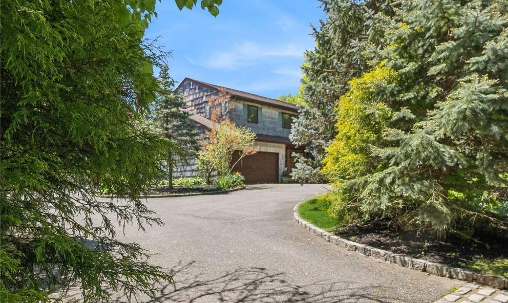 Charming Colonial Home On Lush Grounds In Halesite, New York, United