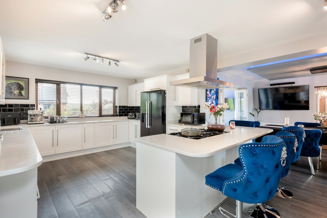 8 Bedroom Detached House For In Weston Under Wetherley, England, United