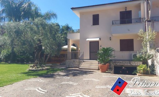 Villa in Sperlonga, Lazio, Italy 1