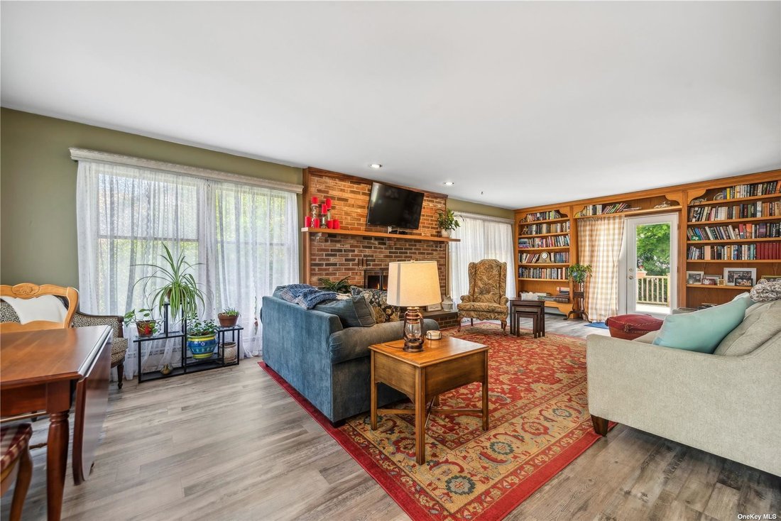 House Patchogue In East Patchogue, New York, United States For Sale