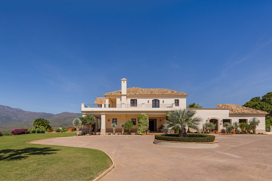 Estate in Estepona, Andalusia, Spain 4 - 14257972