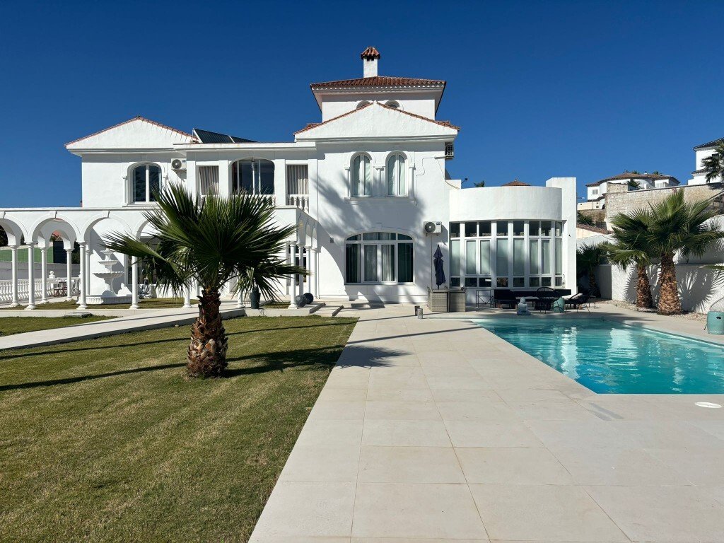Villa in La Linea de la Concepcion, Andalusia, Spain 1 - 13456255