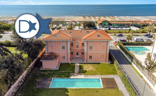 Villa in Vittoria Apuana, Forte dei Marmi, Tuscany 1