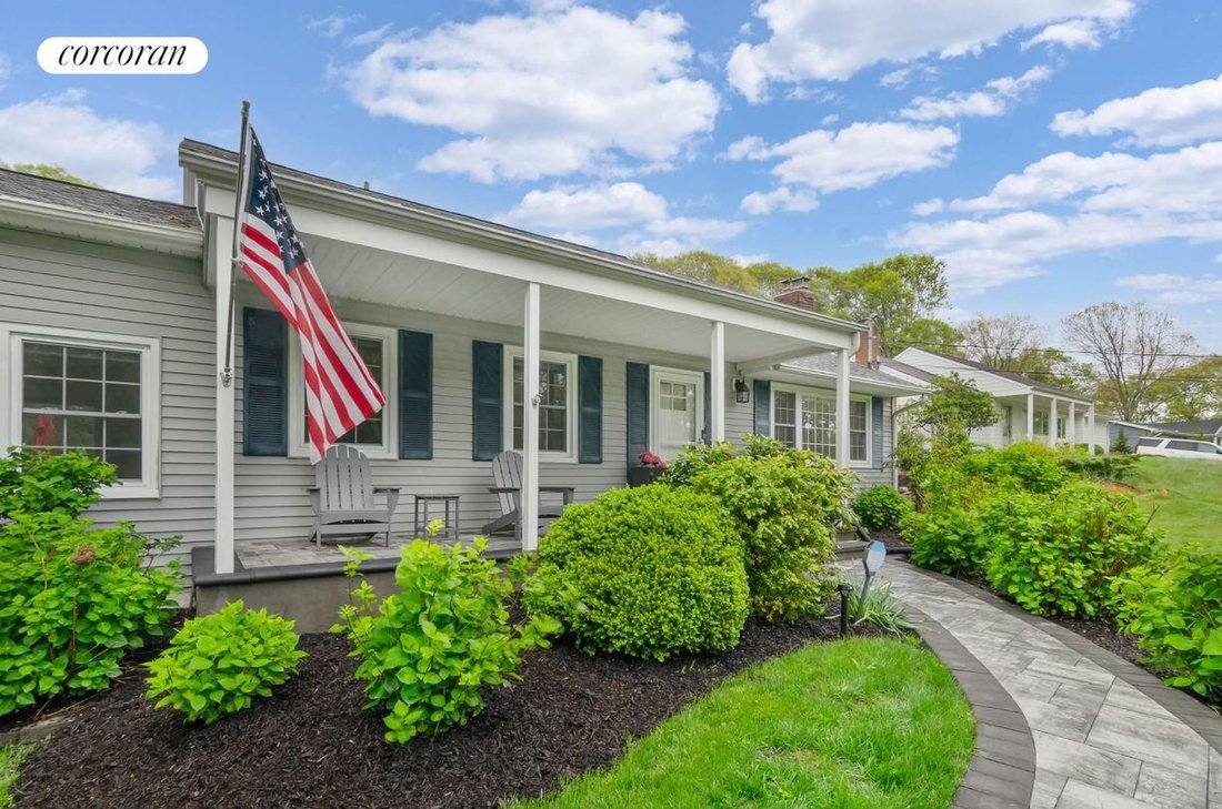 10 Bittersweet Avenue South, Hampton In Hampton Bays, New York, Stati