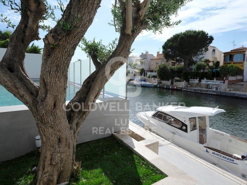 Renovated Villa With Mooring In Empuriabrava In Empuriabrava, Spain For