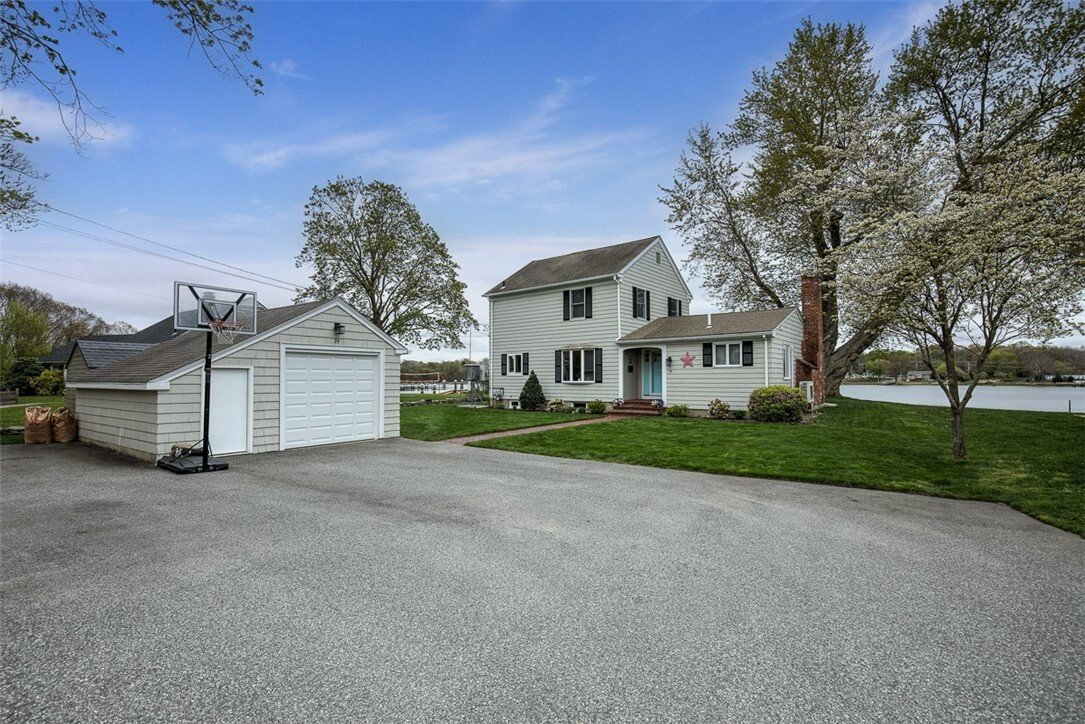 Irresistible Waterfront Retreat In Barrington, Rhode Island, United