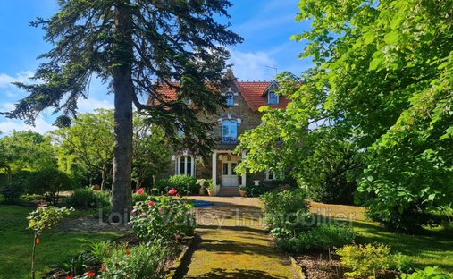 Villa in Saint-Remy-la-Varenne, Brissac-Loire-Aubance, France 1