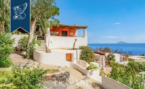 Villa in Santa Marina Salina, Sizilien, Italien 1