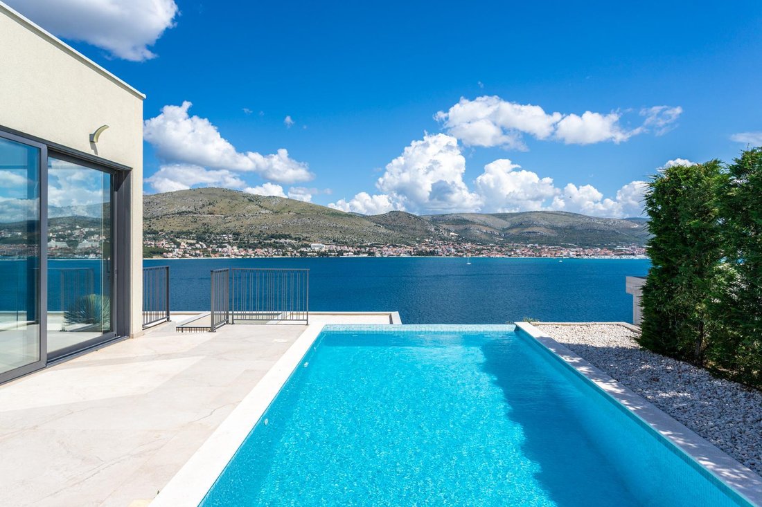 Villa in Okrug Gornji, Split-Dalmatia County, Croatia 1 - 12659769