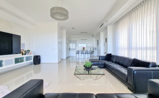 Penthouse in Netanya, Center District, Israel 1