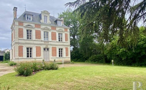 Castle for Sale in Grez-Neuville, Pays de la Loire, France