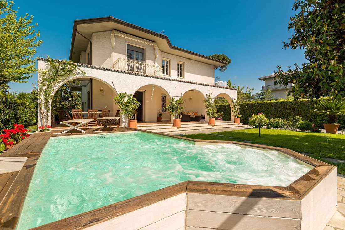 Villa in Caranna-Vaiana, Forte dei Marmi, Tuscany 1 - 14304743