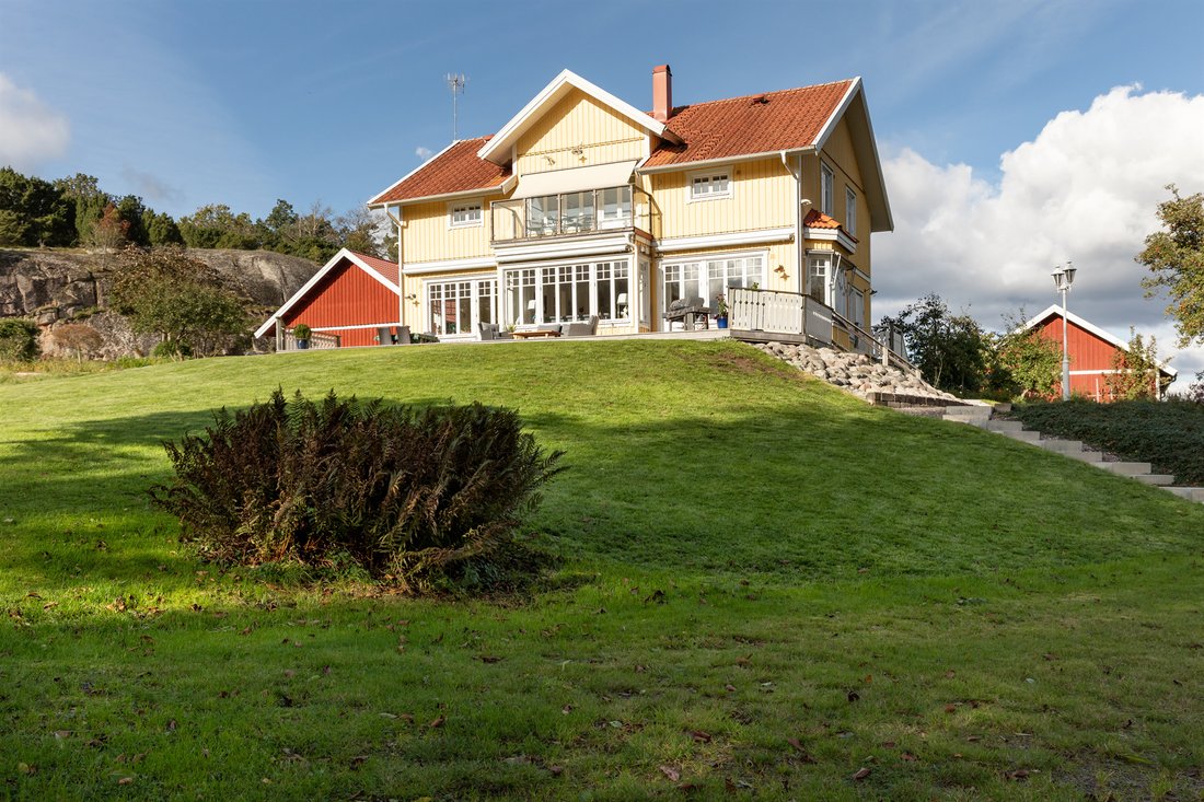 Forest Estate With Private Lakeshore And In Kungsbacka, Halland County