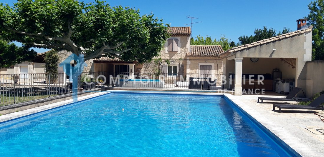 A Provençal Dream: Sunlit Elegance at the Foot of the Alpilles