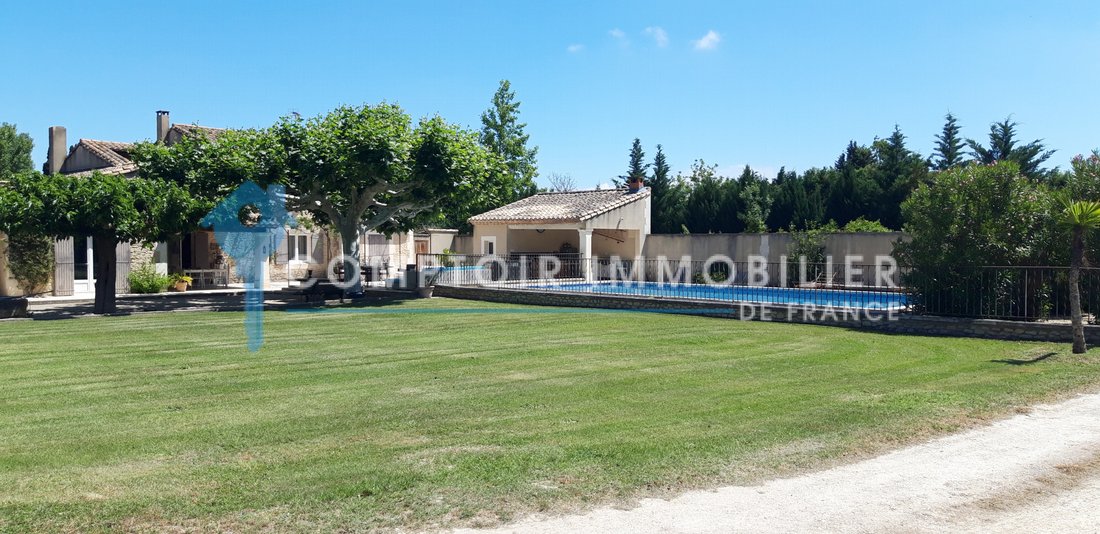 A Provençal Dream: Sunlit Elegance at the Foot of the Alpilles