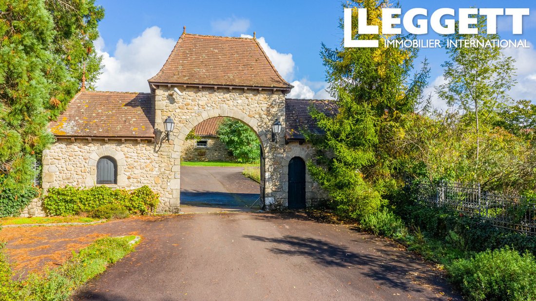 Whispers of the Hunt: An 18th-Century Equestrian Kingdom in Nouvelle-Aquitaine