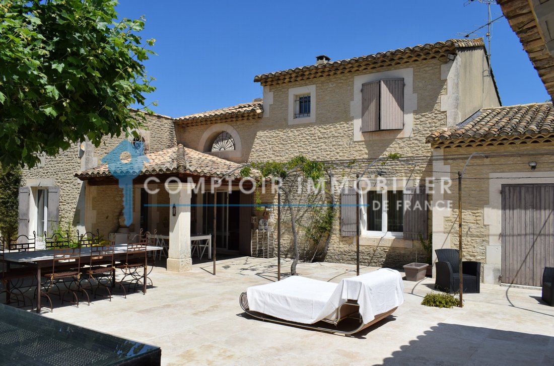 A Provençal Dream: Sunlit Elegance at the Foot of the Alpilles