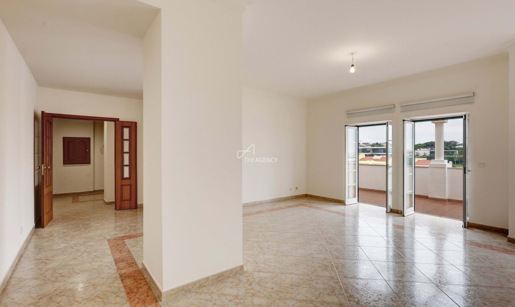 Prime Living In Monte Estoril: Three Bedroom In Estoril, Lisbon