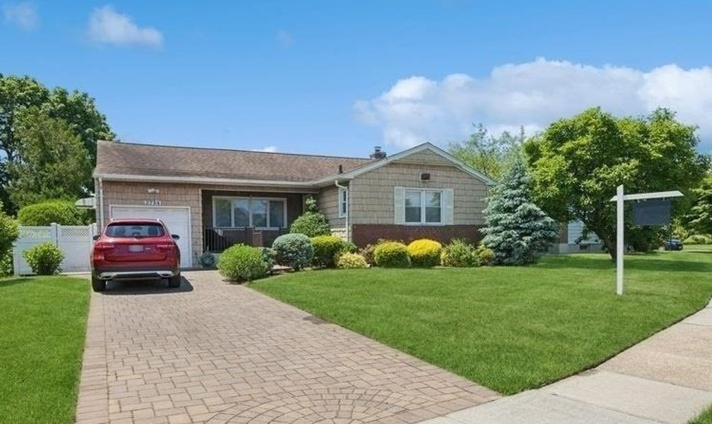 House North Bellmore In Bellmore, New York, United States For Sale