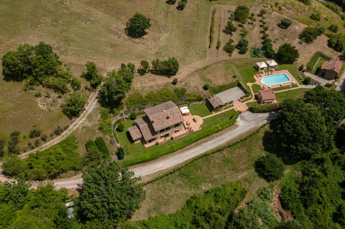 Villa en Gubbio, Umbría, Italia 2 - 14341963