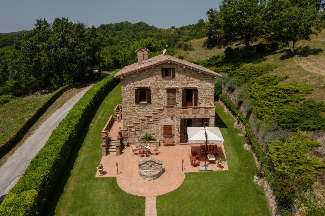 Villa en Gubbio, Umbría, Italia 1 - 14341963