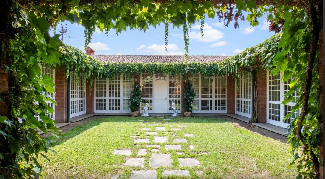 Villa in Rezzago, Lombardy, Italy 4 - 14341981
