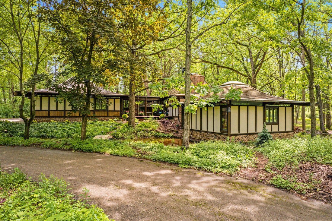 5 Bedrooms Single Family Detached In Fox Point, Wisconsin, United