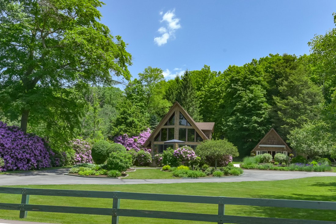 Stunning Lakefront Retreat In Harveys Lake, Pennsylvania, United States ...