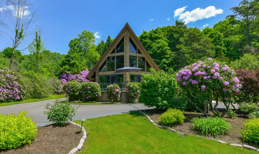 Stunning Lakefront Retreat In Harveys Lake, Pennsylvania, United States