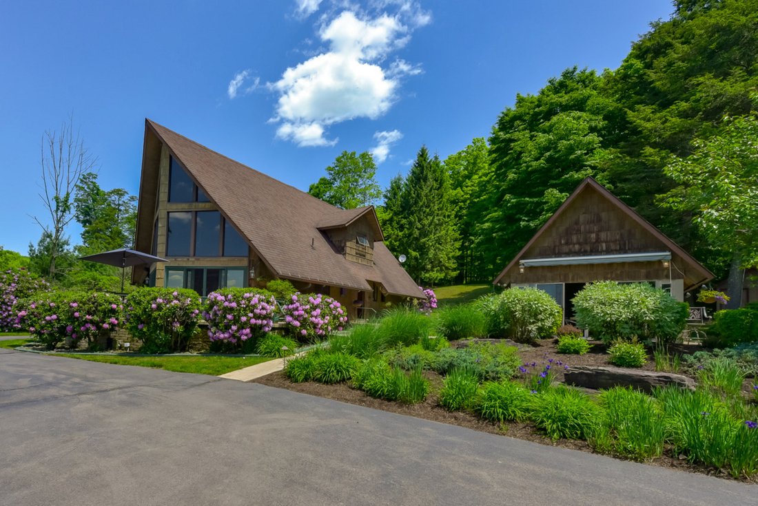 Stunning Lakefront Retreat In Harveys Lake, Pennsylvania, United States