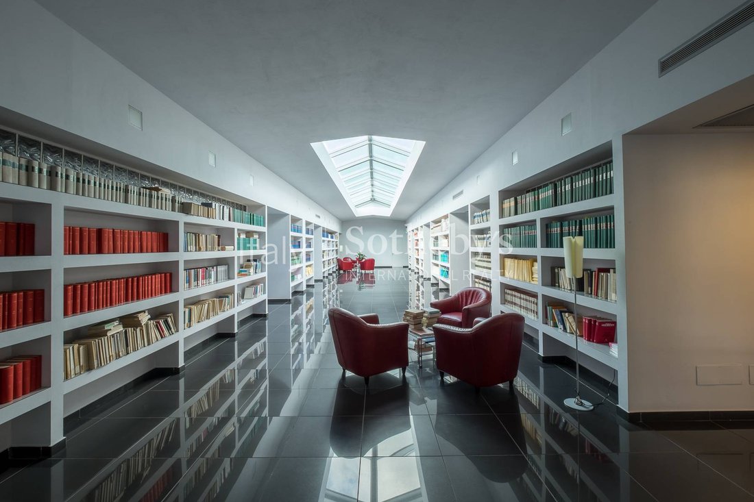 Upscale Apartment With Car Spaces In Florence, Tuscany, Italy For Sale