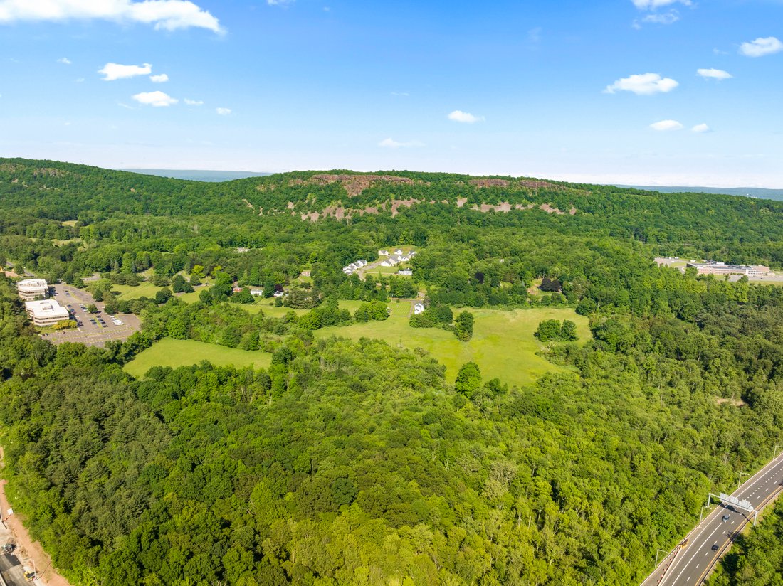 House in Meriden, Connecticut, United States 4 - 14348884