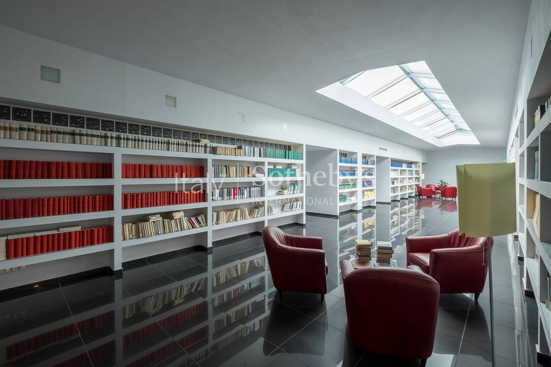 Upscale Apartment With Car Spaces In Florence, Tuscany, Italy For Sale