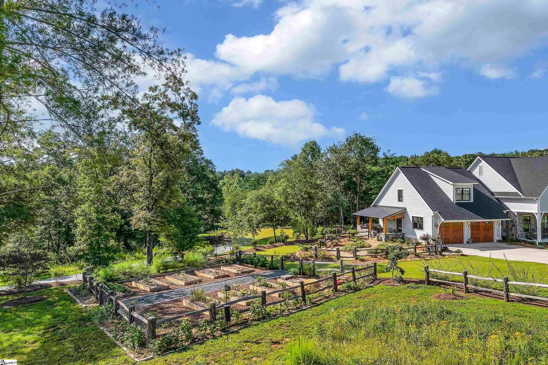 4 Bedrooms Single Family In Slater Marietta, South Carolina, United
