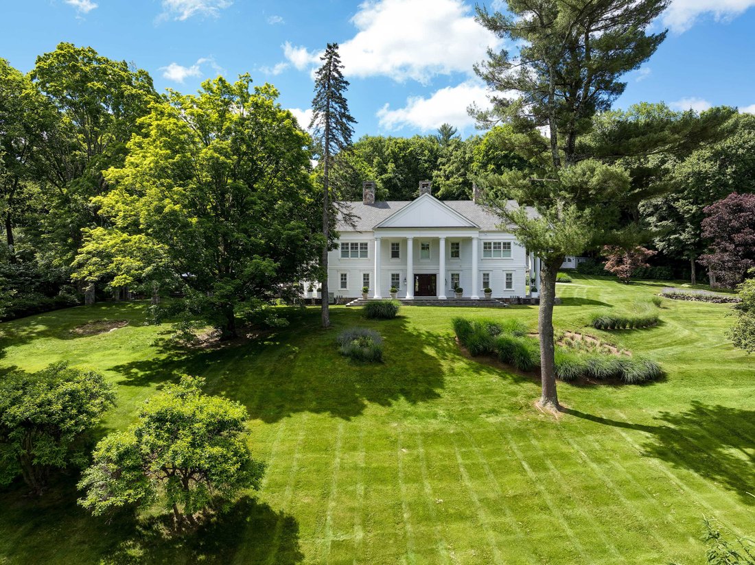 Modern Luxury Living In A Classical In Chappaqua, New York, United